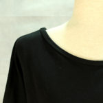 camiseta-negra-detalle