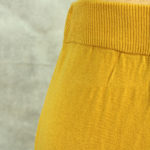 pantalon-amarillo-detalle